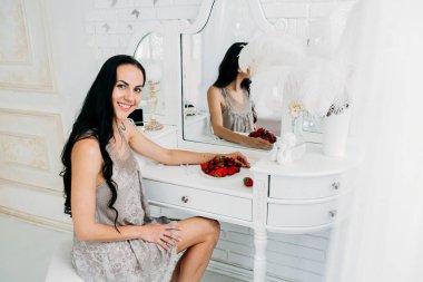 Sabah gelin. Gelin yaklaşan düğün için hazırlanıyor.