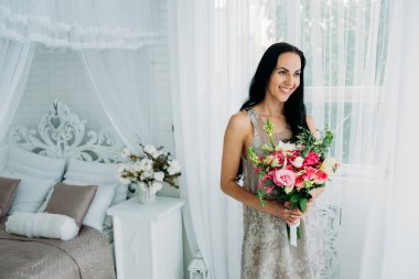 Sabah gelin. Gelin yaklaşan düğün için hazırlanıyor.