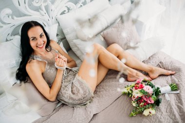 Sabah gelin. Gelin yaklaşan düğün için hazırlanıyor.