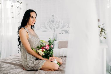 Sabah gelin. Gelin yaklaşan düğün için hazırlanıyor.