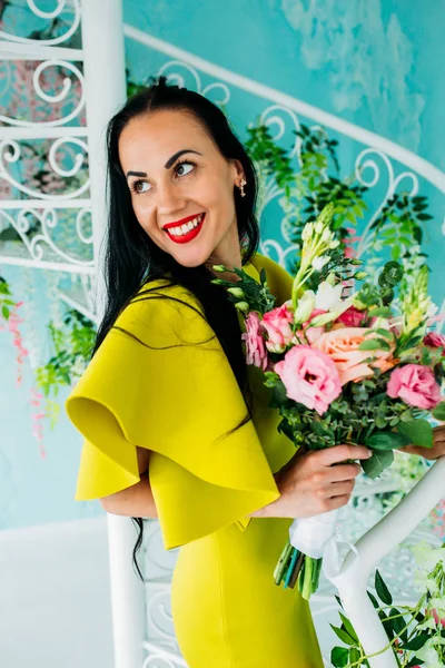 Sabah gelin. Gelin yaklaşan düğün için hazırlanıyor.