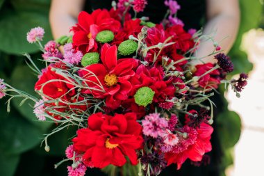 Güzel bir buket gül ile beyaz gelinlik içinde gelin