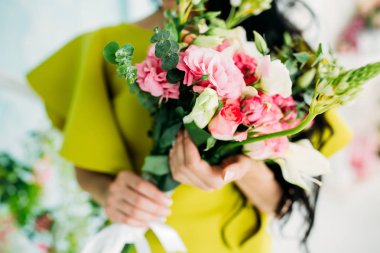 Güzel bir buket gül ile beyaz gelinlik içinde gelin