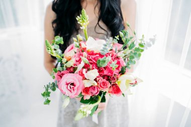 Güzel bir buket gül ile beyaz gelinlik içinde gelin