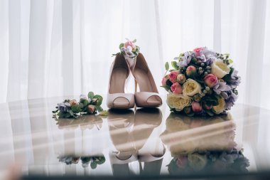 Aksesuarlar gelinin. Gelin Ayakkabıları.