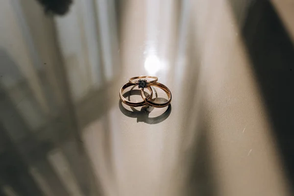 Anéis Casamento Ouro Vidro — Fotografia de Stock