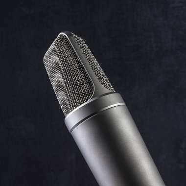 Siyah arkaplanda mikrofon