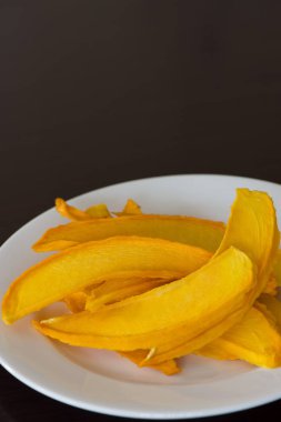 Kurutulmuş mango dilimleri 
