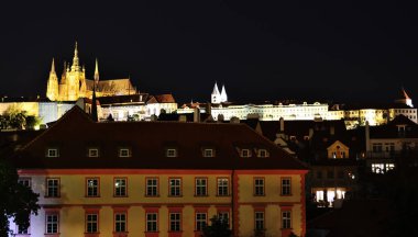 Vltava nehri ve tarihi merkez üzerindeki köprülerin manzarası