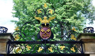 Kapıların üzerinde yaldızlı metal amblem