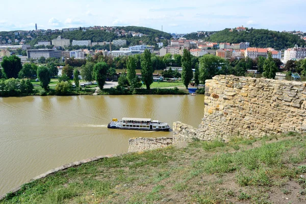 Estrutura defensiva nas margens do rio Vltava. República Checa Repu — Fotografia de Stock