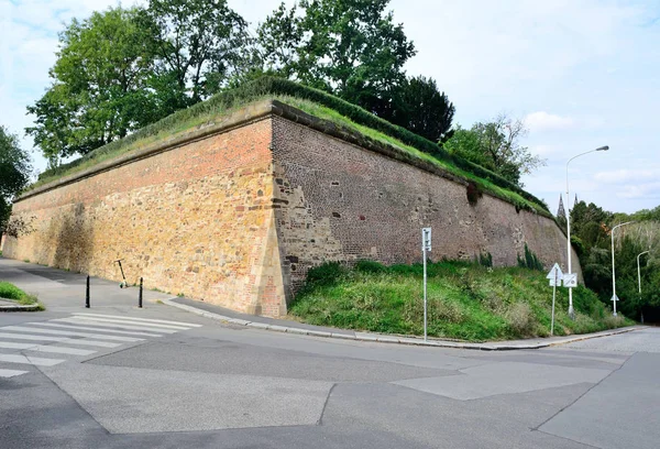 Kaledeki tuğla savunma duvarı.