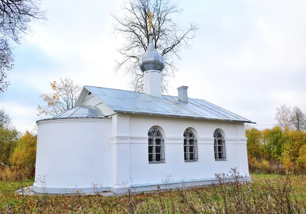 Kleine orthodoxe kerk in het dorp — Stockfoto