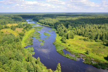 Güzel kuş bakışı nehir manzarası