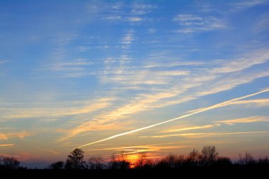 Köydeki ormanın üzerinde gün batımı
