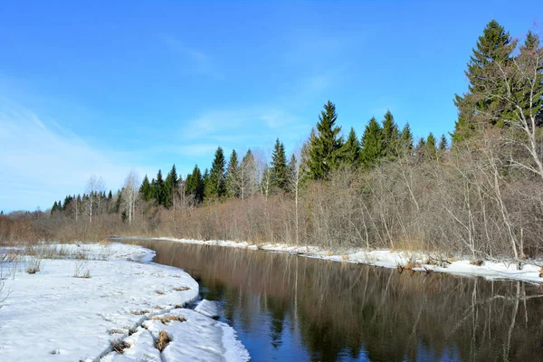 Zimní řeka v blízkosti obce — Stock fotografie