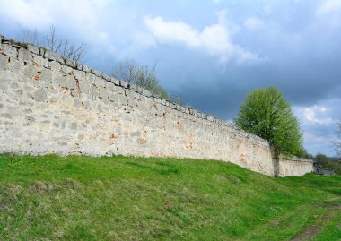 Manastır kompleksinin taş duvarı.