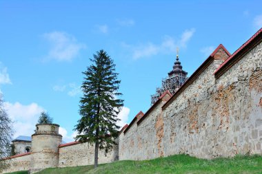 Manastır kompleksinin taş duvarı.