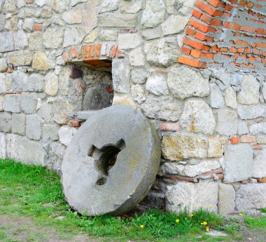 Manastır kompleksinin taş tekerleği.
