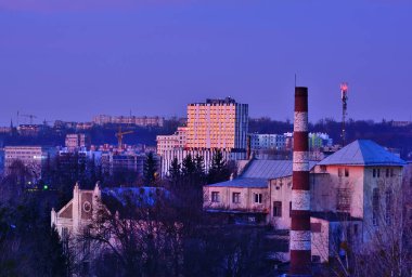 Sabahları çok katlı ev, güneşli bir yansıma.