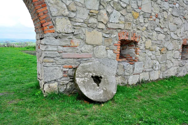 La rueda de piedra del complejo del monasterio —  Fotos de Stock
