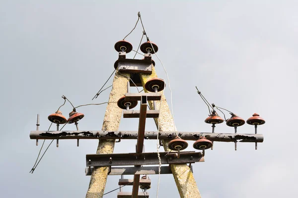 Een slinger van isolatoren op elektrische draden van een metalen hoogvoltag — Stockfoto