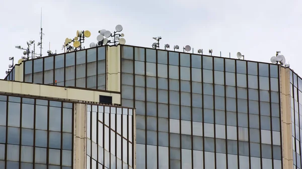 Edifício de telecomunicações com antenas de telhado — Fotografia de Stock