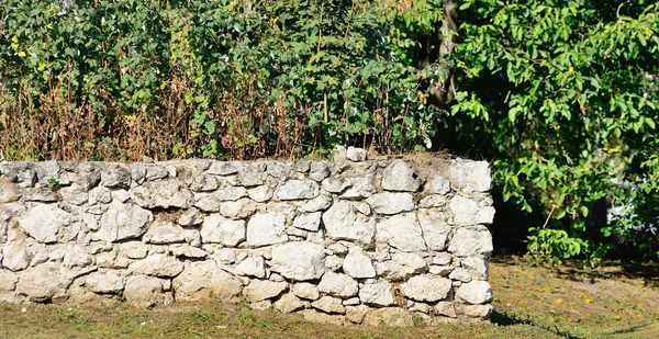 Stenen muur. Stichting onder het huis — Stockfoto