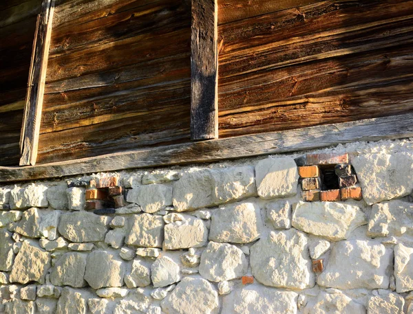 Muro di pietra. Fondazione per una casa in legno — Foto Stock