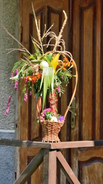 Evin verandasında sebze buketi var.