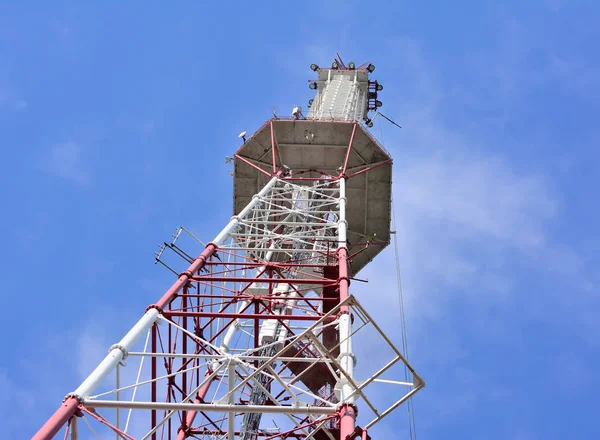 Torre de TV con antenas de transmisión — Foto de Stock