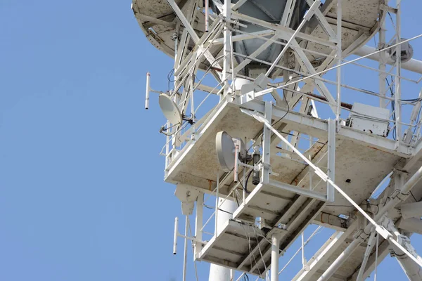 Basisstation voor mobiel netwerk met antennes. — Stockfoto