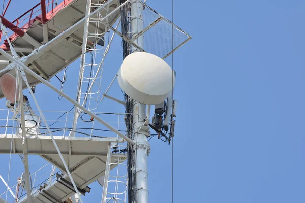 Basisstation voor mobiel netwerk met antennes. — Stockfoto