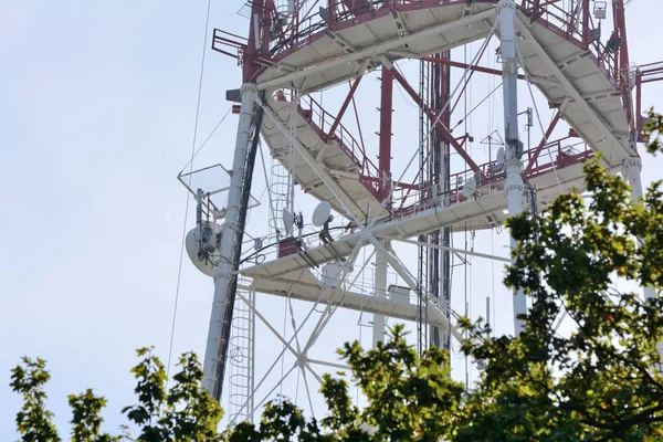 Estação base para rede móvel com antenas . — Fotografia de Stock
