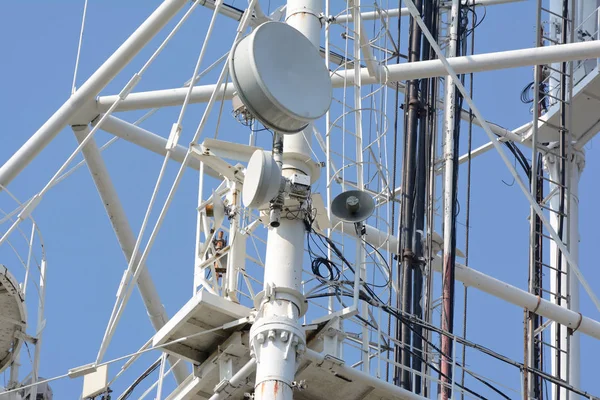 Estación base para red móvil con antenas . — Foto de Stock