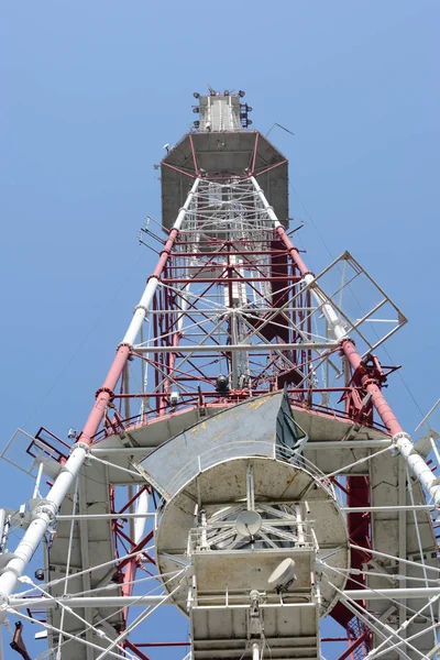 Tv toren met zendantennes — Stockfoto
