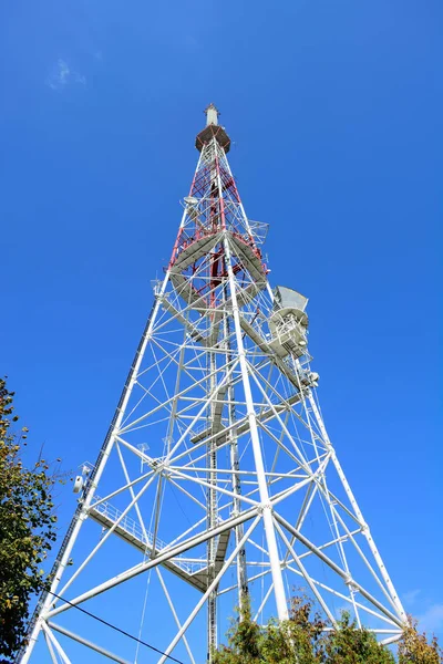Televíziós torony adóantennákkal — Stock Fotó