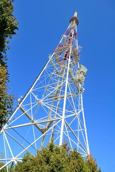 Torre de TV con antenas de transmisión — Foto de Stock