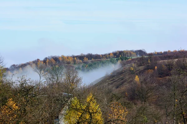 Niebla se extiende a través del valle en el pueblo — Foto de Stock