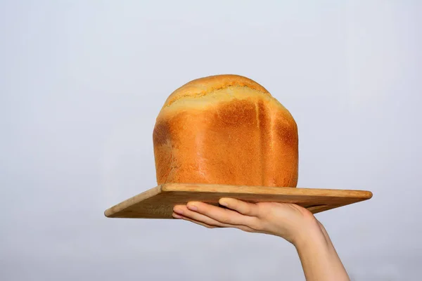 Frisch gebackenes Brot auf dem Brett — Stockfoto