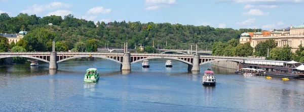 Praagse bruggen en architectuur langs de Moldavische rivier.Panorama. — Stockfoto