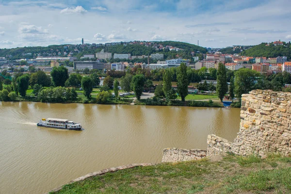 Ett fartyg på floden Vltava, Prag, transporterar turister — Stockfoto