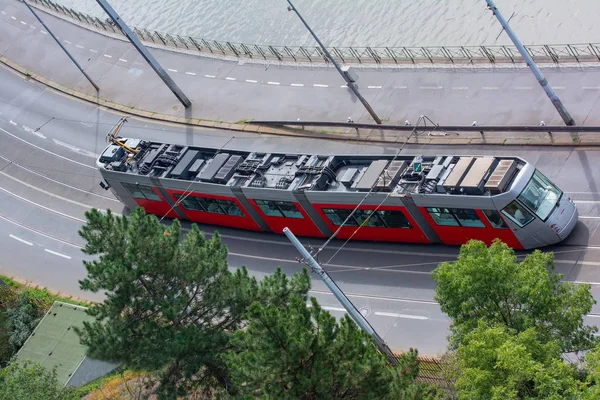 Nuevo tranvía desde una altura en una calle de la ciudad — Foto de Stock