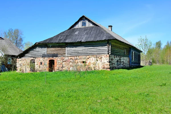 Casa Madeira Finlandesa Velha Com Gramado Verde — Fotografia de Stock