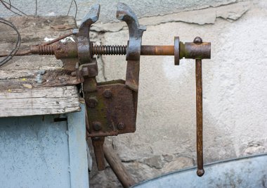 Tahta masadaki eski mengene.