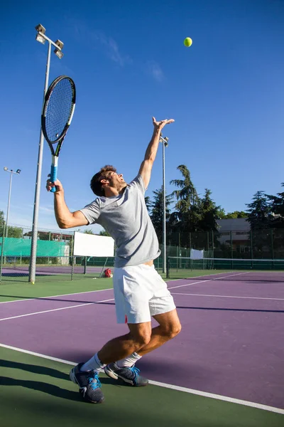 Profesyonel tenis oyuncusu tekme Tenis tenis kortunda yapıyor.