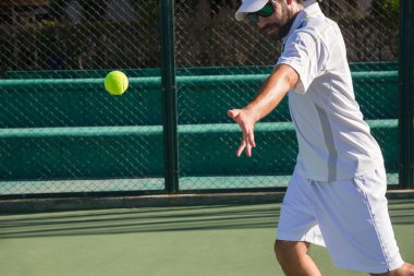 Bir tenis oyunu bir sahada oynayan profesyonel tenis oyuncusu. Raketle topa vurmayı o.