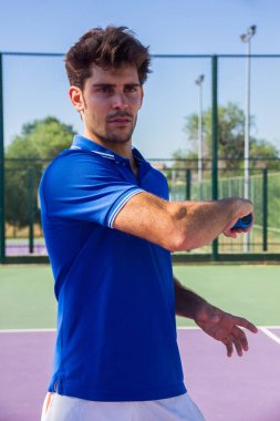 Profesyonel tenis oyuncusu tekme Tenis tenis kortunda güneşli yaz sabahı yapıyor.