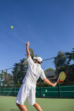 Profesyonel tenis oyuncusu tekme Tenis tenis kortunda yapıyor. 