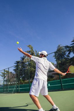 Profesyonel tenis oyuncusu tekme Tenis tenis kortunda yapıyor. 
